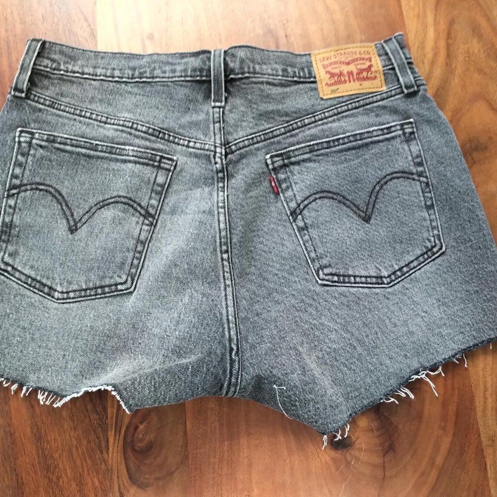 Levi's 501 Shorts - Picture 2 of 8